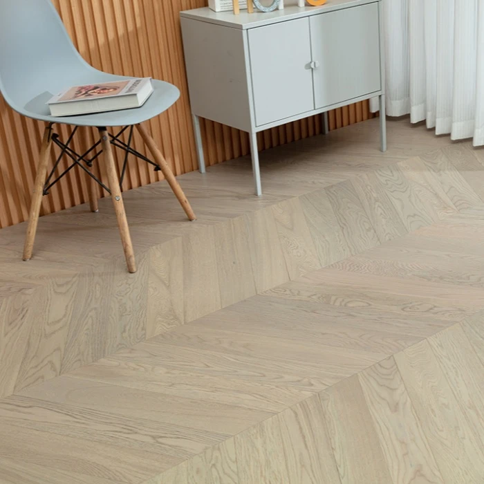 Pilkos laminato grindys